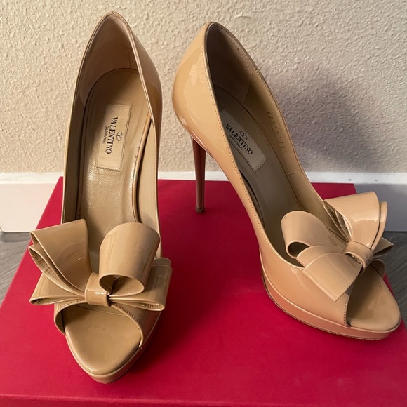 Valentino Shoes - Valentino bow heels!